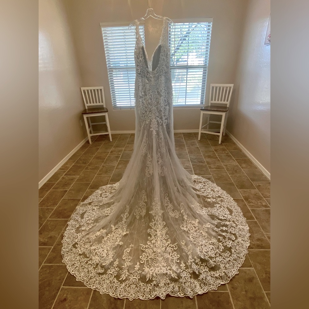 Brand New Lace Ivory Wedding Dress (Size 18).